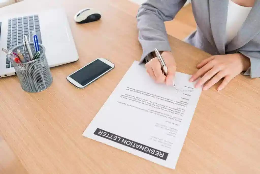 قانون العمل الإماراتي في حالة الاستقالة/ دليلك الشامل لحماية حقوقك 1 قانون العمل الإماراتي في حالة الاستقالة