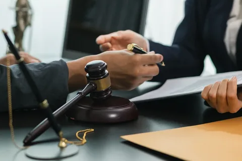 رفع دعوى قضائية ضد شخص