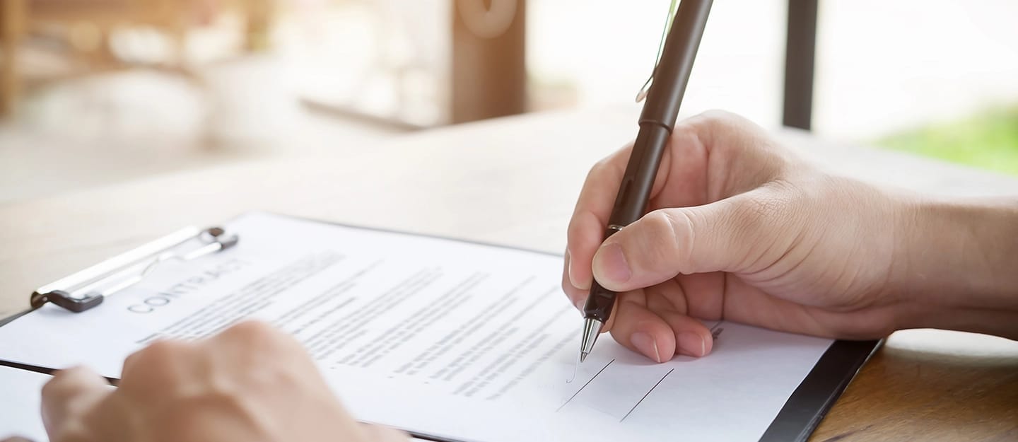 عقوبة تزوير عقد العمل في الإمارات
