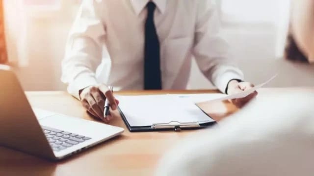 عقوبة تزوير عقد العمل في الإمارات
